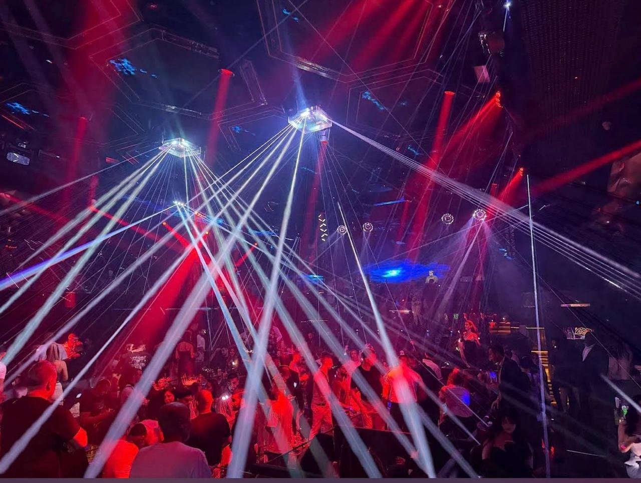 XO Nightclub DJ and lights